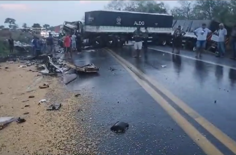 Acidente entre dois caminhões interdita BR-364 e deixa um motorista ferido