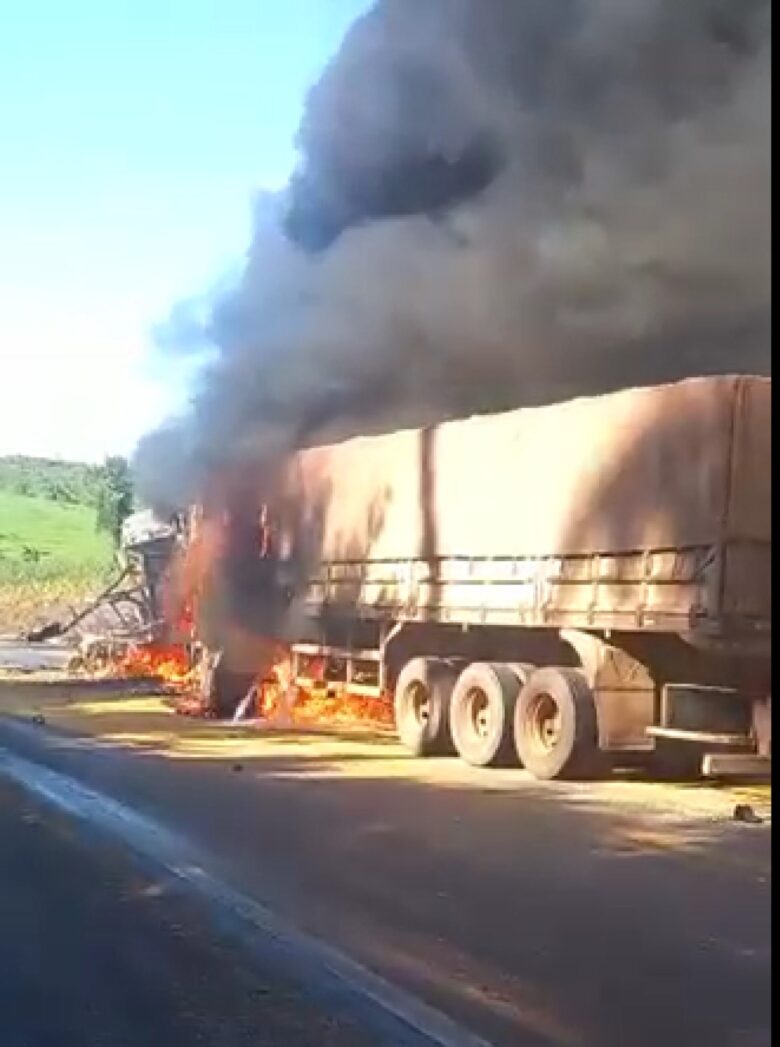 Acidente envolvendo carretas e motocicleta deixa dois mortos na BR-163