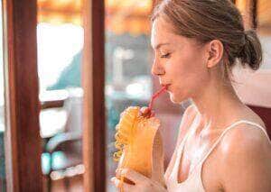 Suco de laranja cremoso com hortelã