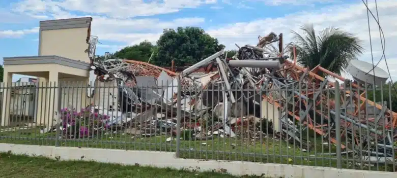 Torre telefônica desaba e atinge igreja em Nossa Senhora da Guia, Cuiabá