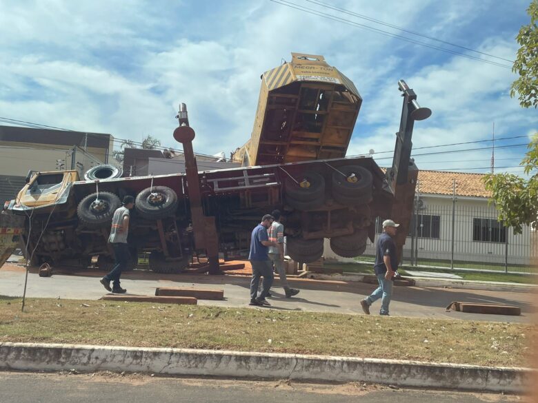 Vídeo mostra guindaste caindo sobre casa em Mato Grosso