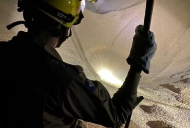 Bombeiros resgatam corpos de trabalhadores soterrados em silo de grãos