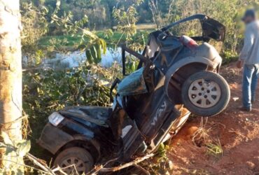 Homem morre após carro sair da pista e colidir em árvore em Mato Grosso