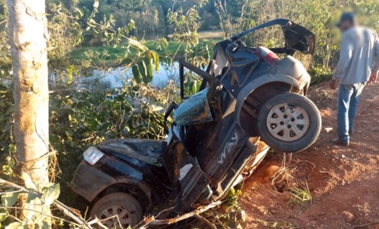 Homem morre após carro sair da pista e colidir em árvore em Mato Grosso