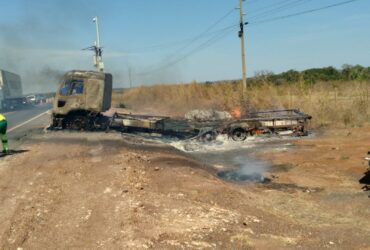 Caminhão fica destruído pelo fogo após pane em Rosário Oeste