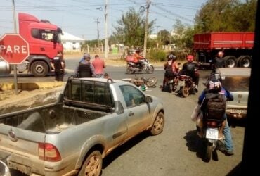 Motociclista tem perna esmagada em acidente com caminhão