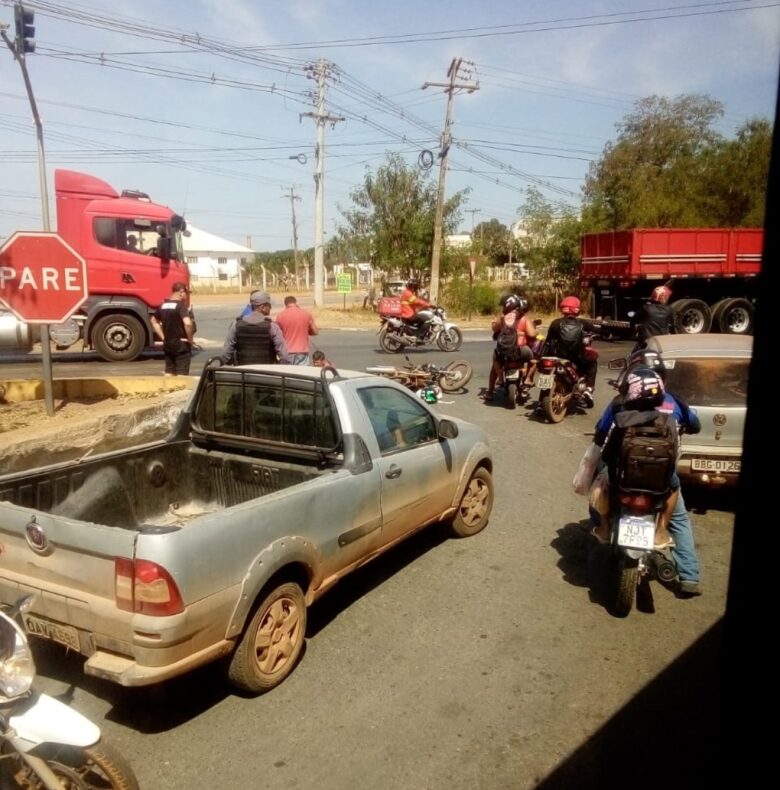 Motociclista tem perna esmagada em acidente com caminhão