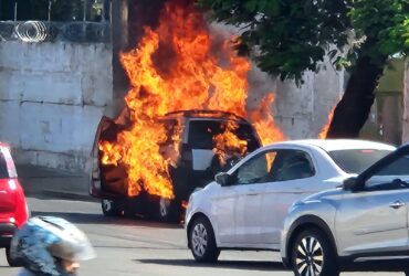 Vídeo mostra carro em chamas em Cuiabá