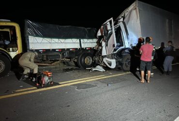 Antes de morrer prensada, mãe salva bebê em acidente entre caminhões