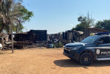 Casa é destruída por incêndio e corpo de jovem é encontrado carbonizado