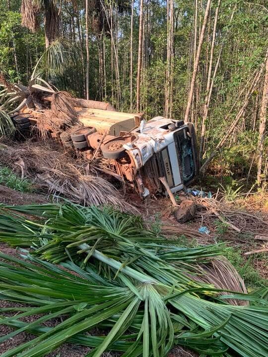 Vídeo mostra motorista fechando outro na BR-163 e caminhão sai da pista