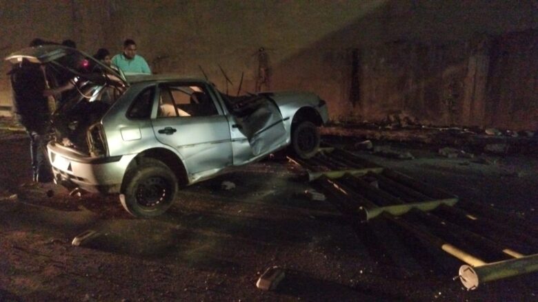 Motorista perde controle bate carro e fica preso às ferragens em Cuiabá