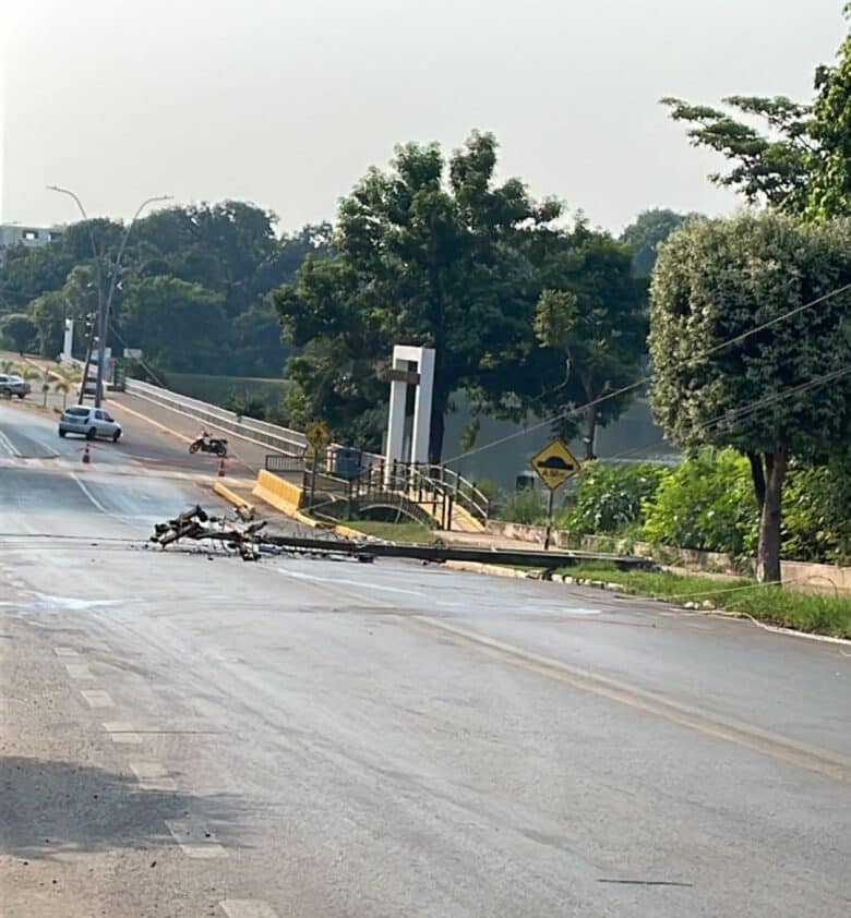 Carro perde controle e bate em poste de energia em Lucas do Rio Verde