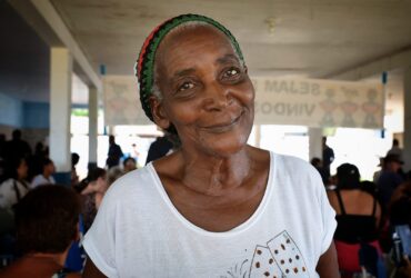 Dona Joana Francisca Linhares, de 75 anos, moradora de Rosário Oeste, foi uma das beneficiadas com o documento  - Foto por: Michel Alvim - Secom/MT