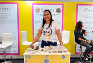 A estudante participou durante os três dias de exposição da XV Mecti, realizada no Centro de Eventos da Fatec.  - Foto por: Marcos Salesse | Seciteci-MT