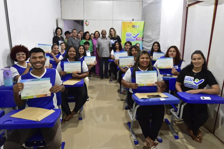 Alunos do curso de Assistente Administrativo formam pelo Programa SER Família Capacita, em Chapada dos Guimarães - Foto por: Josi Dias