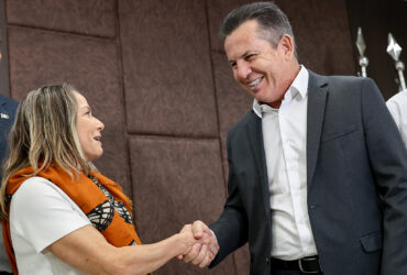 A representante da CBF, Jacqueline Barros, junto com o governador Mauro Mendes