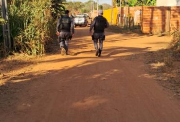 Policiais militares no local onde aconteceu o confronto