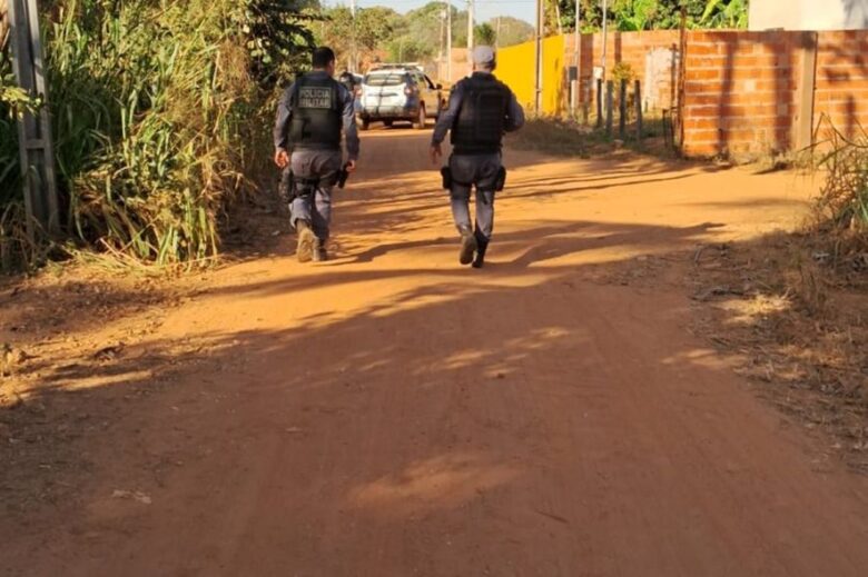 Policiais militares no local onde aconteceu o confronto