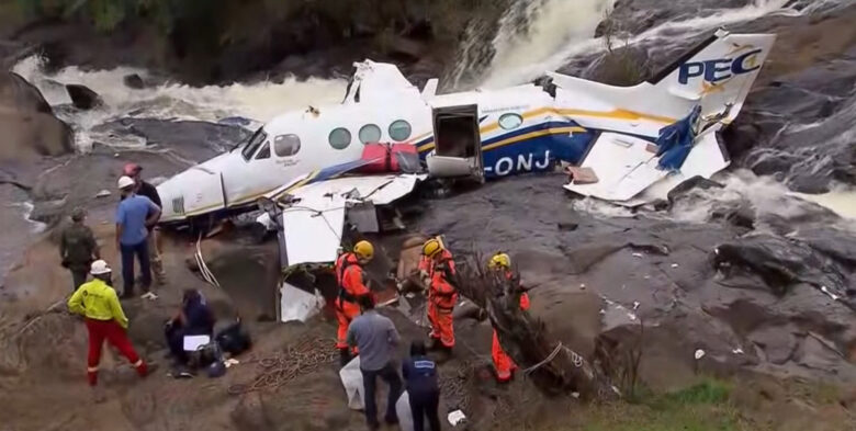 Avião em que morreu a cantora sertaneja Marília Mendonça, em novembro de 2021, em Minas Gerais. CENIPA divulgou relatório sobre as causas do acidente. Foto: Youtube/Wikimedia Commons