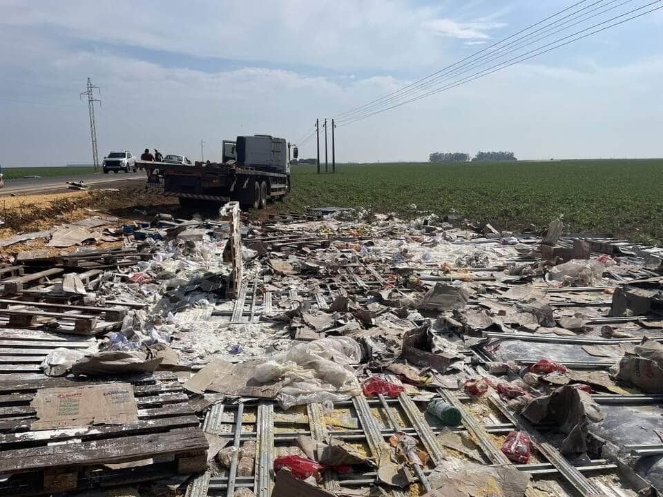 Pessoas saqueiam carga de caminhão após acidente na BR-364