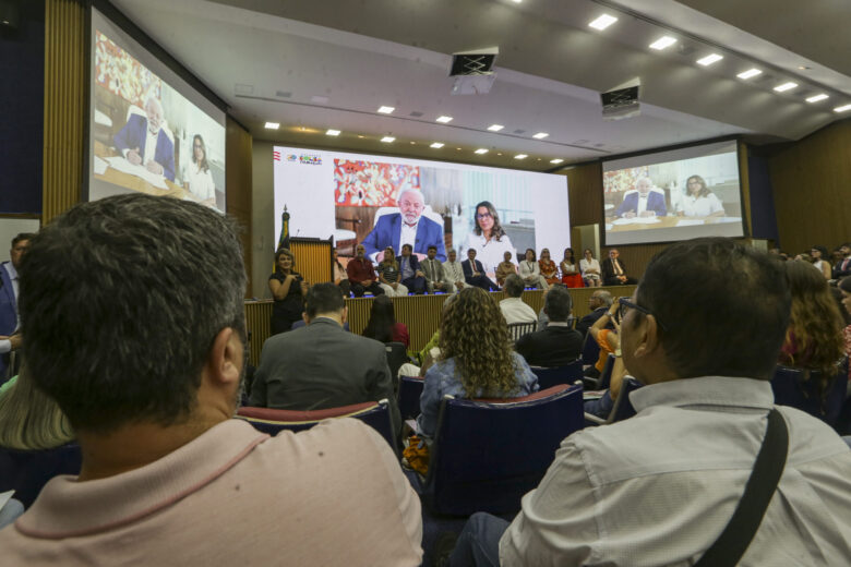 Brasília (DF), 20/10/2023 - O presidente Luiz Inácio Lula da Silva e a primeira-dama, Janja Lula da Silva, participam, por videoconferência, de cerimônia comemorativa dos 20 anos de criação do programa Bolsa Família, no Ministério do Desenvolvimento e Assistência Social, Família e Combate à Fome (MDS). Foto: Marcelo Camargo/Agência Brasil