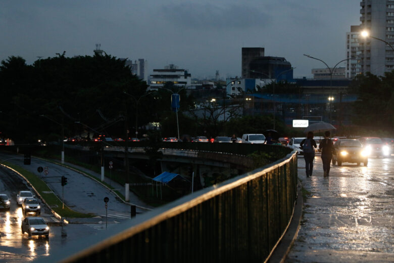 São Paulo (SP),14/03/2023 - Chuva deixa São Paulo em estado de atenção no final da tarde, vista no Viaduto Pompéia. Foto: Fernando Frazão/Agência Brasil