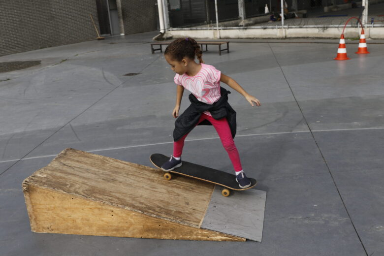 Rio de Janeiro (RJ), 19/05/2023 - Aula de skate para crianças na Vila Olímpica da Gamboa. Foto: Fernando Frazão/Agência Brasil