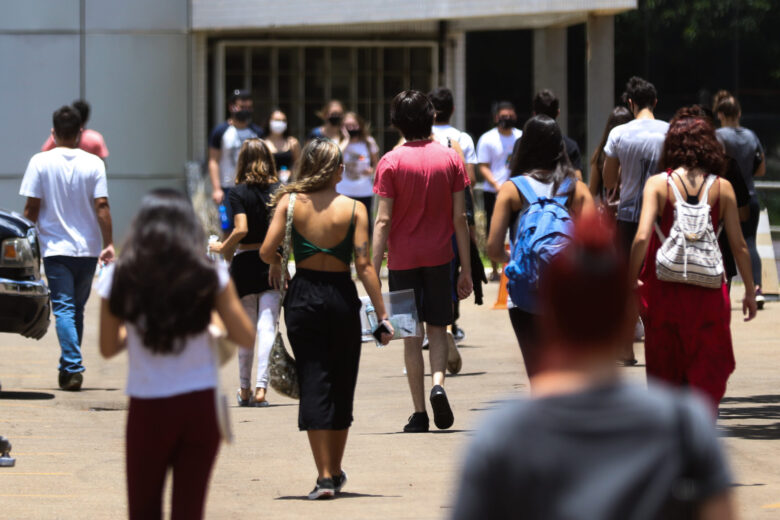 Estudantes chegam ao Centro Universitário do Distrito Federal, para o segundo dia de prova do Enem 2020 Por: Marcello Casal JrAgência Brasil