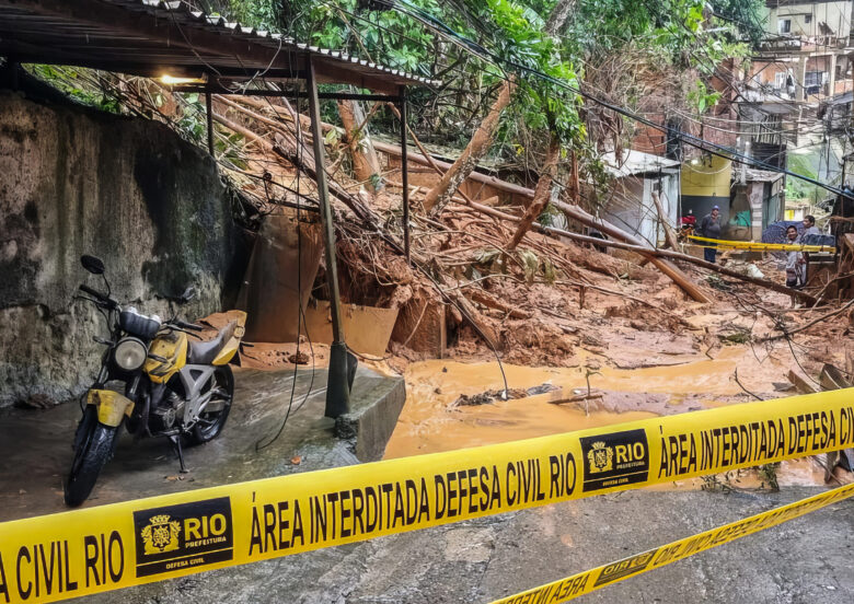 chuva provoca deslizamentos e rio permanece em estagio de mobilizacao