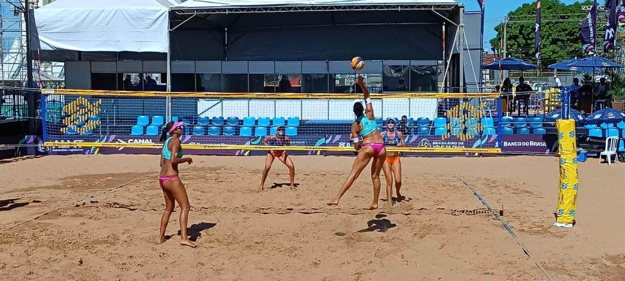 Dupla Duda e Ana Patrícia ganharam na fase de grupos de Carol Horta e Ana Luiza - Foto por: Jonas da Silva