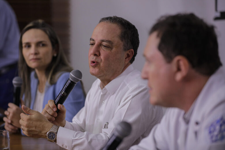 Brasília (DF) 29/09/2023 - A equipe médica que fez a cirurgia de quadril no presidente, Luiz Inácio Lula da Silva, composta pelos médicos Ana Helena Germoglio (e), Roberto Kalil (c), Giancarlo Polesello (d), faz o balanço da cirurgia durante entrevista coletiva. Foto: Joédson Alves/Agência Brasil