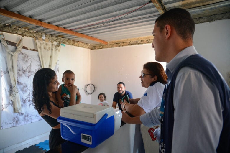 Rio de Janeiro (RJ), 21/08/2023 –A autônoma Danielly Martins com seu filho, Murillo Luiz Martins e família durante atendimento para vacinação na casa da família, em Irajá, na zona norte da capital fluminense. Foto: Tomaz Silva/Agência Brasil