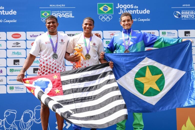 Pódio de Arthur Amorim, atleta de arremesso de peso - Foto por: Beto Noval/COB