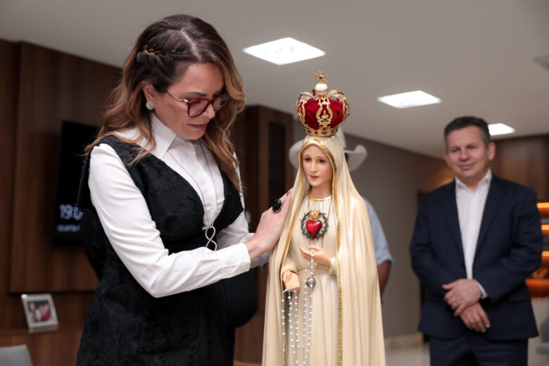 Primeira-dama de MT, Virginia Mendes, com a imagem de Imaculado Coração de Maria e o governador Mauro Mendes              Crédito - Jana Pessôa