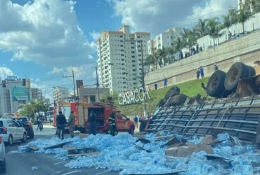 Caminhão carregado com garrafas de água tomba e motorista morre.