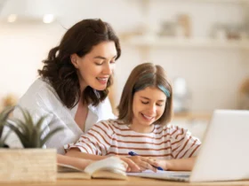 de volta a escola crianca feliz e adulto estao sentados na mesa garota fazendo licao de casa ou educacao online 566707 904