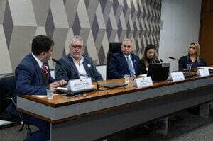 Debatedores apoiam regulação de piscinas para impedir afogamento infantil