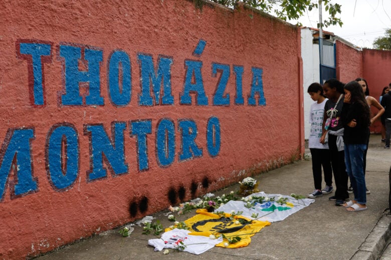 São Paulo (SP), 28/03/2023 - Alunos da escola estadual Thomazia Montoro e secundaristas do movimento estudantil prestam homenagens às vítimas do ataque, na porta da escola, em Vila Sônia. Foto: Fernando Frazão/Agência Brasil