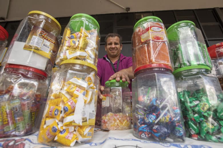 Brasília (DF) 21/04/2023 - Especial 63 anos de Brasília, os candangos da cidade. Fábio de Araújo posa para fotografia em sua mesa com doces no setor comercial. Foto: Joédson Alves/ Agência Brasil Por: Joédson Alves/Agência Brasil