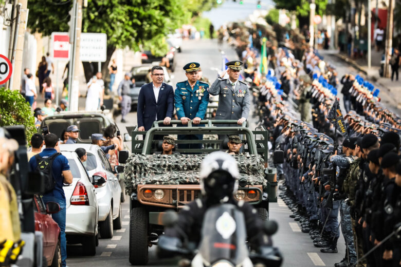 Autoridades abrem o desfile na Avenida Getúlio Vargas, em Cuiabá - Foto por: Christiano Antonucci