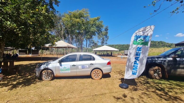 Estrutura sendo montada para o dia de campo que pretende reunir produtores, gestores e moradores da região  - Foto por: Empaer