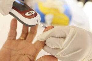 Brasília - Cidadãos fazem exames para verificar pressão arterial e de glicemia durante mutirão de atendimento e de orientação jurídica para esclarecer dúvidas sobre saúde pública e planos de saúde (Marcelo Camargo/Agência Brasil)