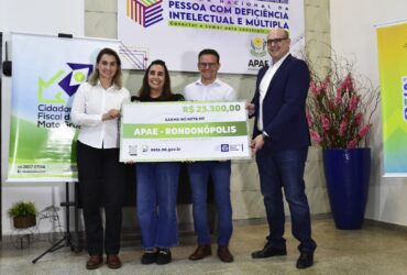 Entrega de cheque do Nota MT para presidente e diretora da APAE  - Foto por: Josi Dias/Setasc