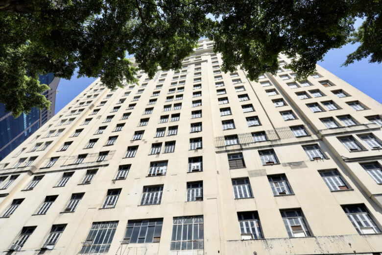 edificio a noite no rj e vendido e sera transformado em residencial scaled 1