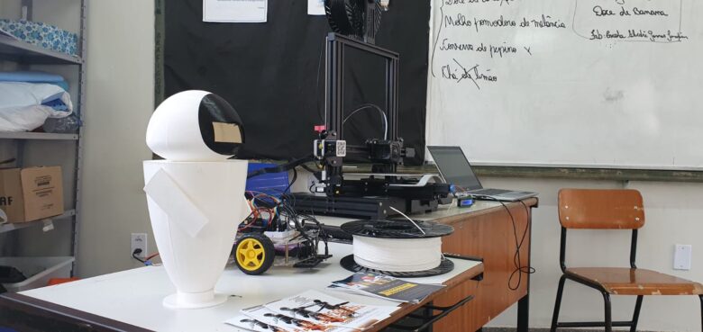 Alunos da escola produziram peças em impressoras 3D para confeção de autômatos  - Foto por: Arquivo/Pesquisador