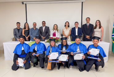 Turma de Logística após a entrega dos diplomas na cerimônia de Colocação de Grau.  - Foto por: Marcos Salesse