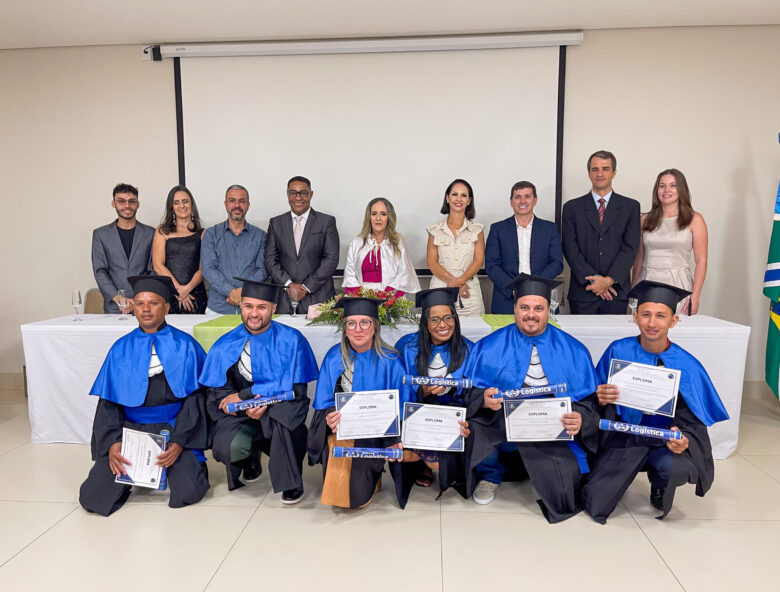 Turma de Logística após a entrega dos diplomas na cerimônia de Colocação de Grau.  - Foto por: Marcos Salesse