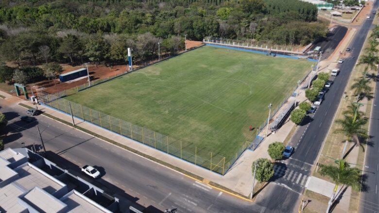 esporte entrega revitalizacao do campo de futebol do cerrado nesta quinta feira 27