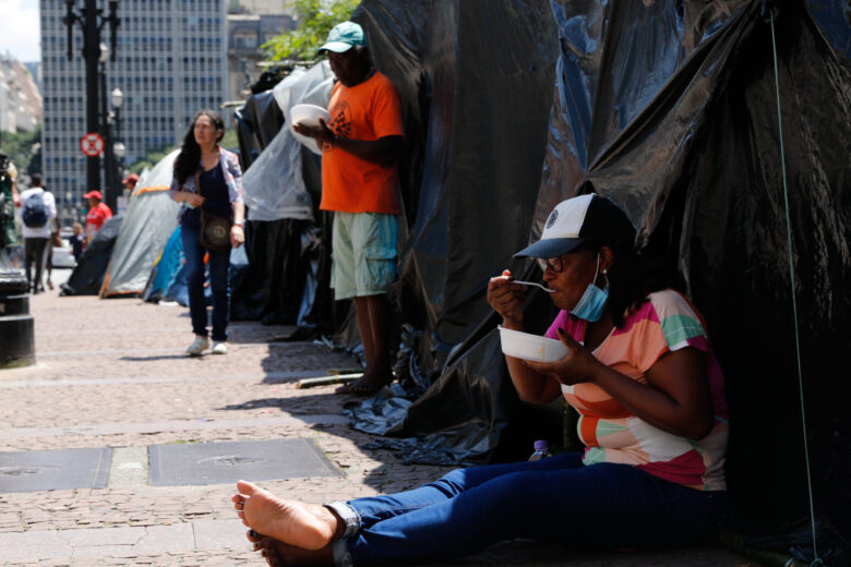 São Paulo (SP),16/03/2023 - Integrantes do Movimento dos Trabalhadores Sem Teto (MTST) acampam na calçada do Viaduto do Chá, em à Prefeitura de São Paulo, para cobrar que o prefeito Ricardo Nunes cumpra promessas de construção de moradias Por: Fernando Frazão/Agência Brasil